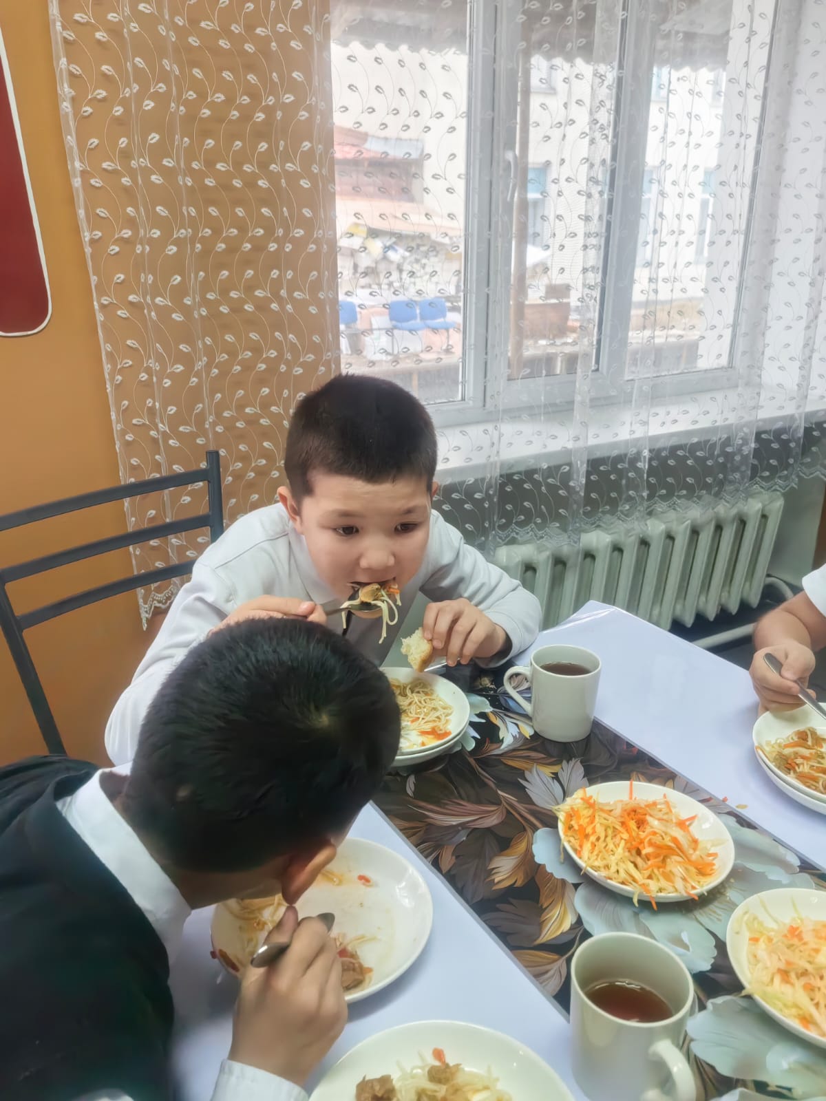 Оқушылардың асханада тамақтануы