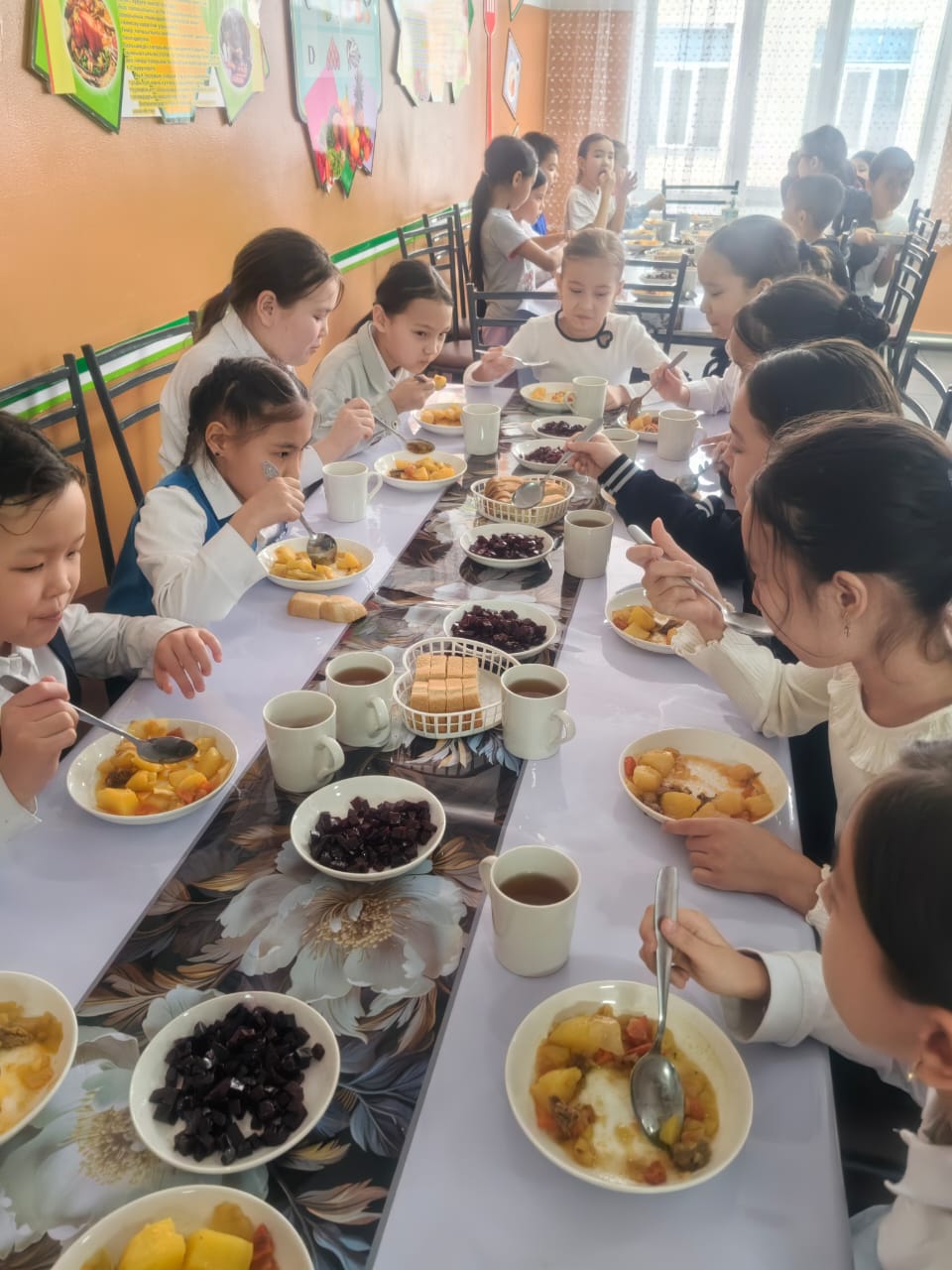 Оқушылардың асханада тамақтануы